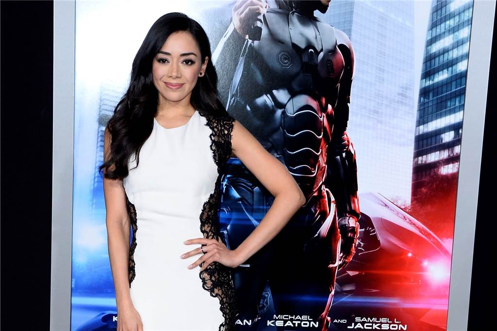 US-Serienstar spaziert über den Dortmunder Weihnachtsmarkt Die US-Schauspielerin Aimee Garcia steht vor einem Plakat des Films "Robocop".
