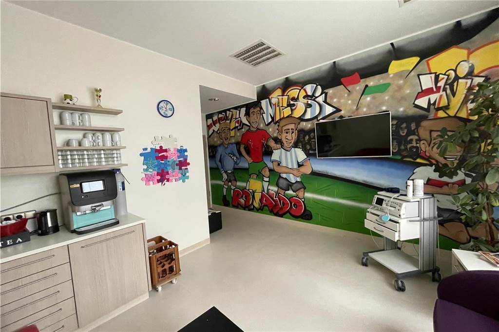 Die "Väterlounge" im St. Rochus-Hospital ist ein Warteraum für die Begleitung der werdenden Mütter. Es gibt eine Kaffeemaschine, Sitzmöglichkeiten und einen Fernseher.