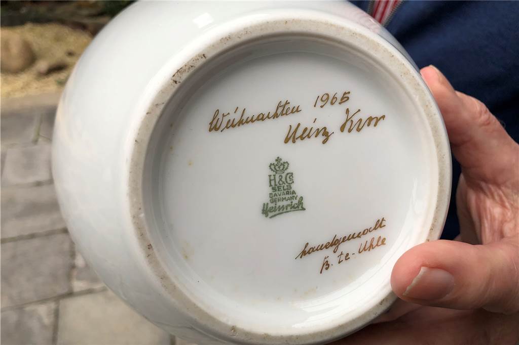 Ein Geschenk kehrt nach 57 Jahren aus Bayern zurück nach Stadtlohn Die Vase trägt am Boden die Signatur "Weihnachten 1965" und die Unterschriften des Stadtlohner Unternehmers Heinz Kemper und des Porzellanmalers Bernhard te Uhle.