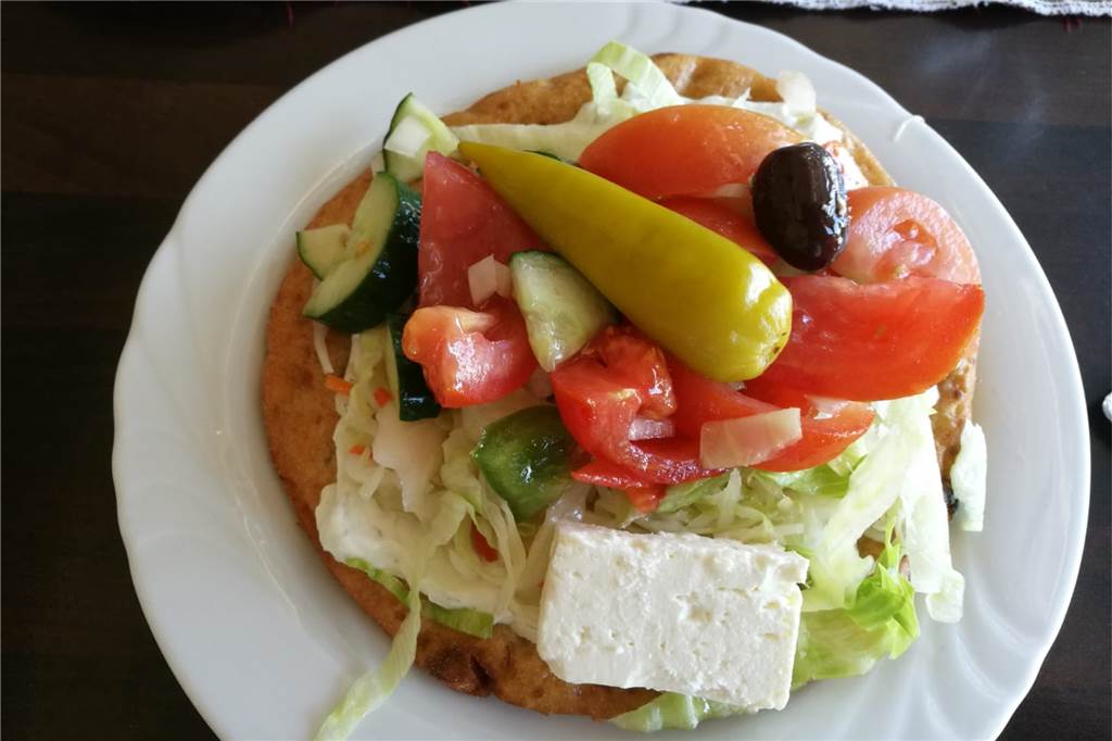 Kerkrya an der Kreisstraße: Griechische Atmosphäre mit großen Portionen für kleines Geld Die vegetarische Pita ist eines der wenigen Hauptgerichte für diejenigen, die auf Fleisch verzichten wollen.