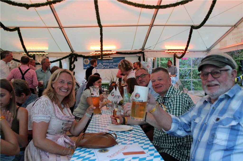 Stabile Bierpreise beim Oktoberfest am 6. und 7. September im Kloster Gäste des Oktoberfestes Werne prosten in die Kamera.
