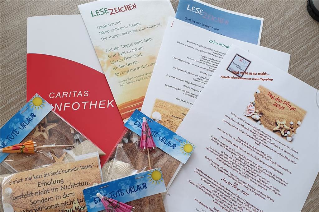 Dank an pflegende Angehörige: Caritas-Tagespflege in Ascheberg verschenkt Urlaub Die Verantwortlichen der Caritas-Tagespflege in Ascheberg verschenken Lesestoff.