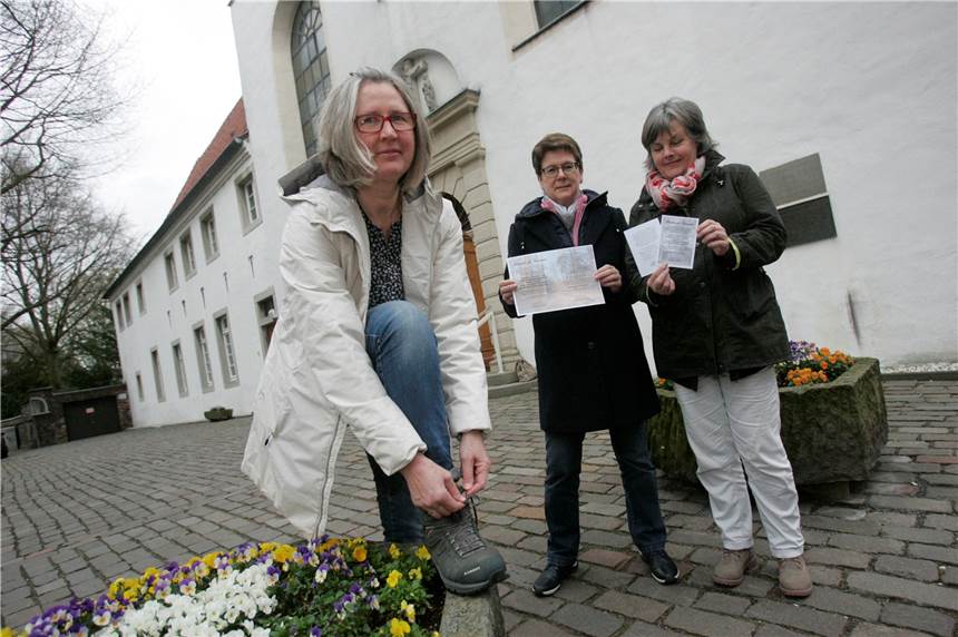 Hospizgruppe Werne sucht Ehrenamtler: So können Sie Sterbende begleiten und Angehörigen helfen Die Verantwortlichen der Hospizgruppe suchen weitere ehrenamtliche Unterstützer. Am Welthospiztag, 12. Oktober, laden sie zu einer Informationsveranstaltung ein. Auf dem Bild sind die Trauerbegleiter Martina Bußmann (v.l.), Christel Kobus und Annette Alfermann zu sehen, die hier mit Wanderschuhen für eine neue Aktion der Hospizgruppe geworben hatten.