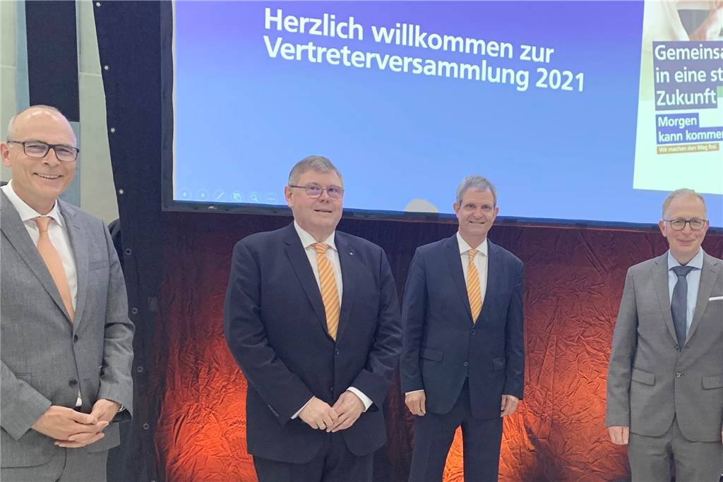 „Zusammenschluss auf Augenhöhe“: Volksbank-Mitglieder in Werne stimmen für Fusion mit Dortmund Die Verantwortlichen der Volksbank Kamen-Werne freuen sich über die Zustimmung zur Fusion (v.l.): Dr. Christoph Stiens, Ralf Schotte, Jürgen Eilert und Martin Brandt.