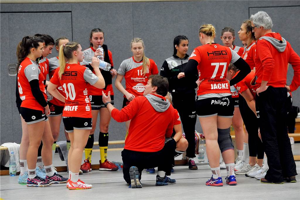 Saisonabbruch - und zwei unverhoffte Aufstiegsoptionen für HSG und HVE Die Verbandsliga-Frauen der HSG Schwerte/Westhofen mit Trainer Mischa Quass (kniend) bekommen als Tabellenfünfter die Option, in die Oberliga aufzusteigen.