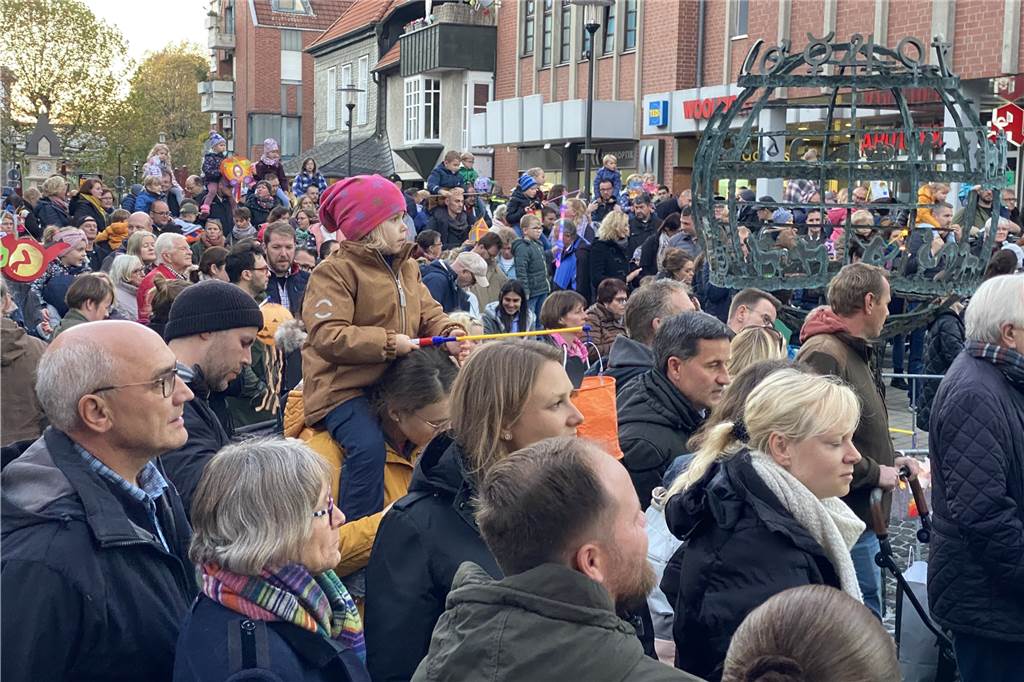 Verkaufsoffener Sonntag: Kaufleute nach Martinsmarkt rundum zufrieden Die Besucher stehen bei dem Martinsumzug in der Werner Innenstadt.