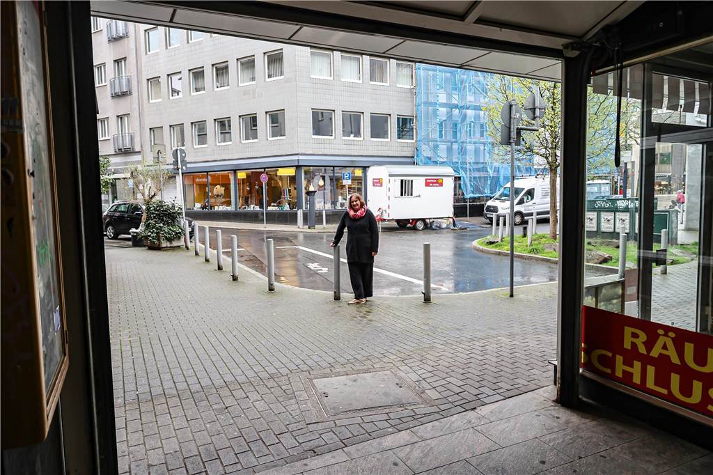 Die Verbindung zum Ostenhellweg bleibt noch eine Baustelle: Der Weg führt durch eine wenig anheimelnde Ladenpassage und am leerstehenden, alten Filmcasino vorbei.