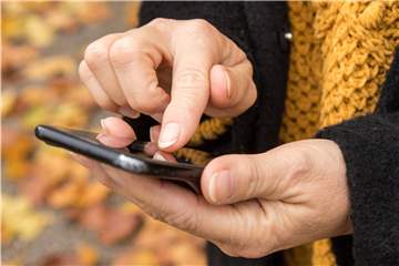 Die Verbraucherzentrale Lünen warnt: Auf den Link in einer SMS von zweifelhaften oder unbekannten Absendern tippt man besser nicht.