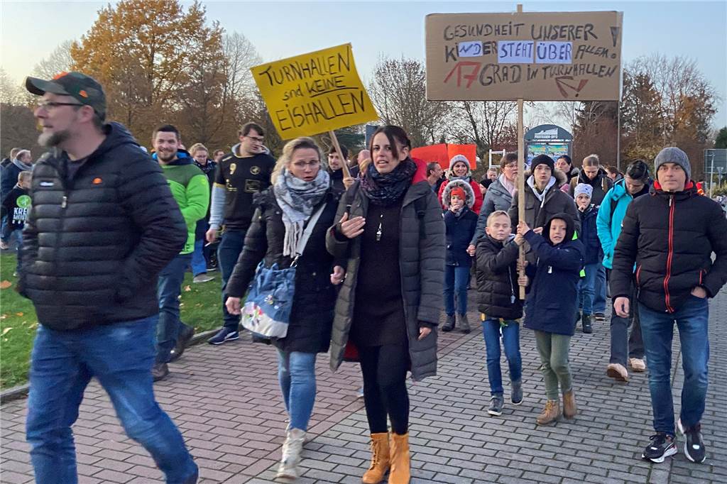 Judoka über kältere Hallen: „Bedeutet mehr als keinen Sport zu machen“ Teilnehmer einer Demonstration vom Hallenbad zum Ratssaal am 24.11.2022.