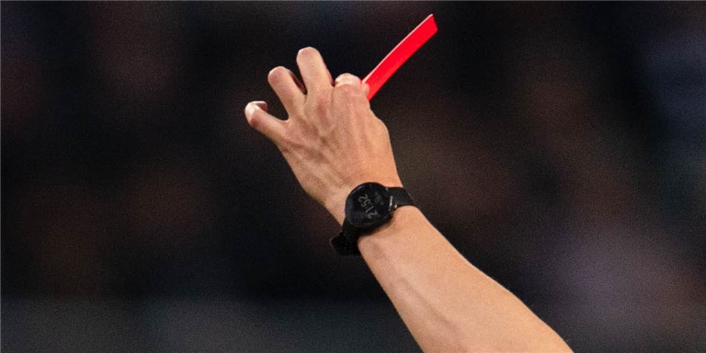 Kommentar zu Gewaltausbrüchen: Nicht jeder hat eine zweite Chance verdient Die Vereine müssen ihren Spielern auch mal die Rote Karte zeigen.