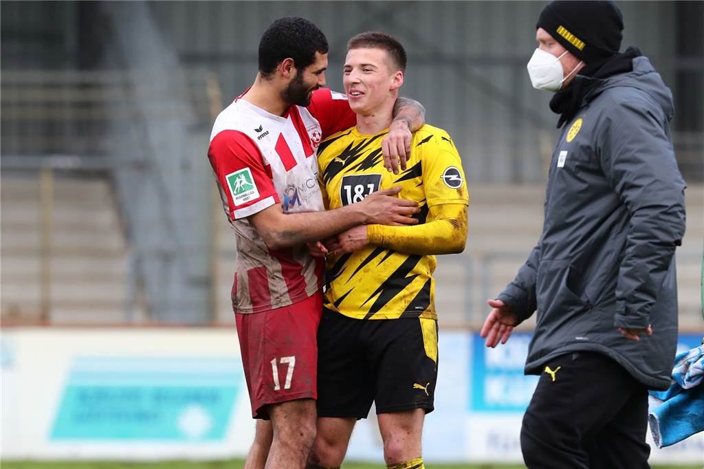 Regionalliga-Glücksgefühle für Dortmunder Kicker – Im ersten Spiel ein Tor geschenkt bekommen Die Vereinsfarben bleiben gleich, das Wappen ändert sich: Mohamed El-Bouazatti wechselt von RW Ahlen zum SV Lippstadt.