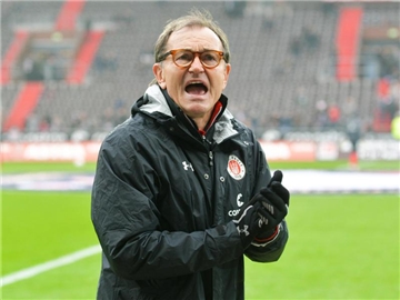 Die Vereinsführung stärkt St.-Pauli-Coach Ewald Lienen den Rücken. Foto: Axel Heimken