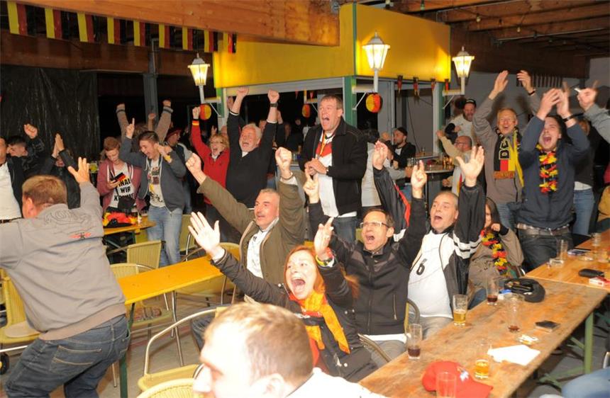 Hier kann man in Schwerte die DFB-Elf anfeuern Die Vereinsgaststätte des VfL Schwerte hat schon bei der WM in Brasilien Public Viewing angeboten. Auch die Europameisterschaft können die Schwerter dort verfolgen.