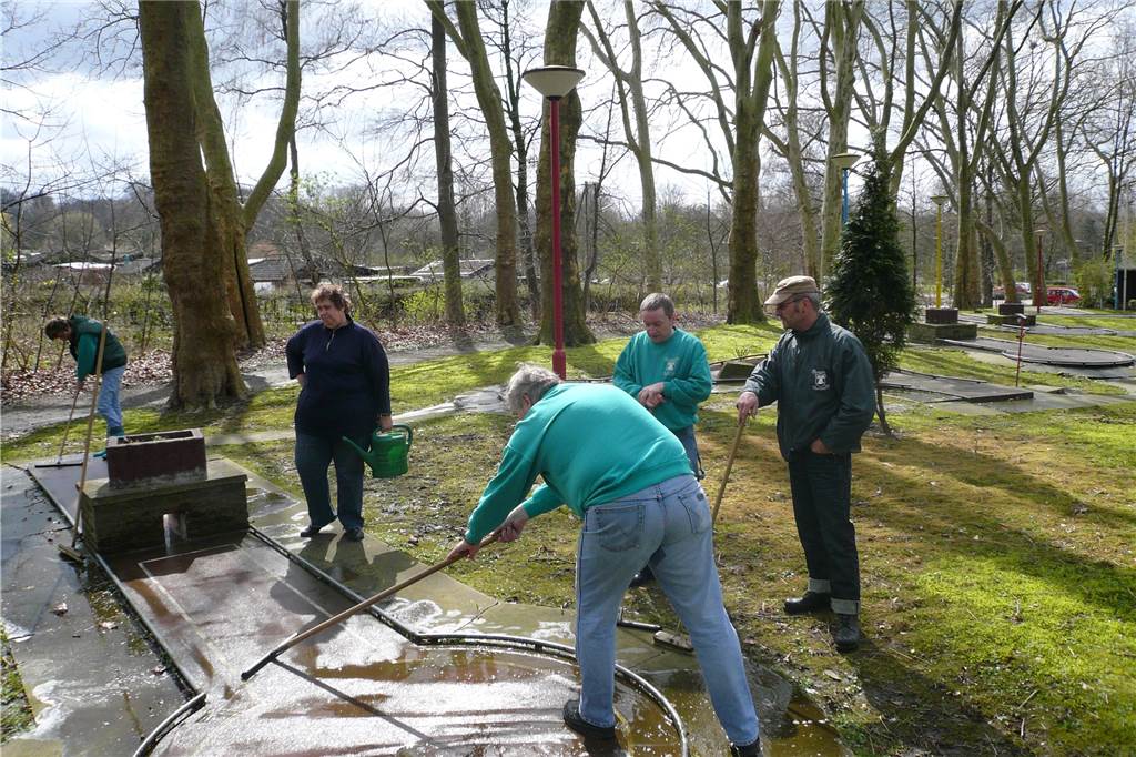 Castrop-Rauxeler Minigolf-Anlage liegt im Dornröschenschlaf Vereinsmitglieder reinigen mit Schrubbern die Minigolf-Bahnen.