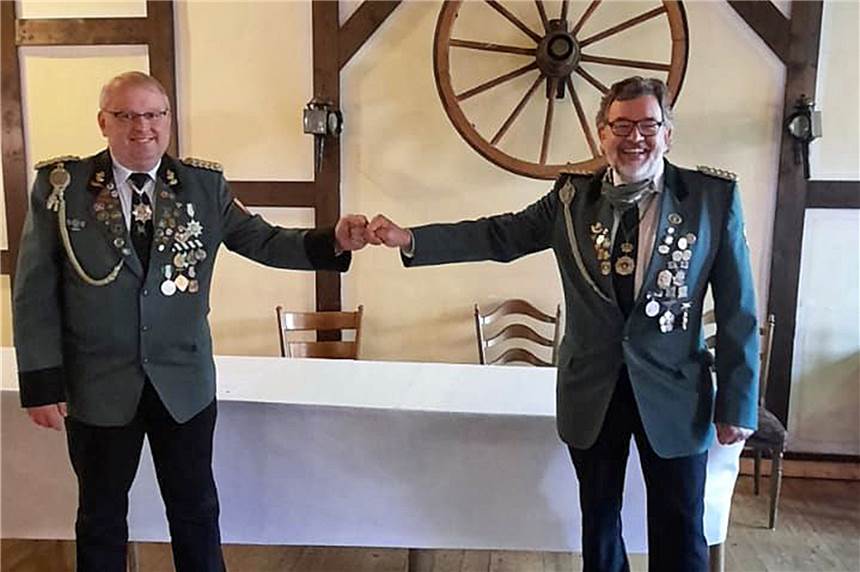 Aus Lütkeheide und Frohsinn wird die „Schützenvereinigung an der Horne“ Die Vereinssprecher des neuen Dachvereins, Wolfang Schmidt (r., Frohsinn 07) und Markus Klenner (l., Lütkeheide) zeigen sich positiv über den eingeschlagen Weg.