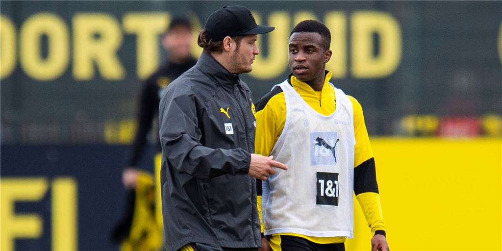 Verhandlungen mit BVB-Stürmer Moukoko stocken - wie es jetzt weitergeht BVB-Cheftrainer Edin Terzic (l.) im Gespräch mit Youssoufa Moukoko.