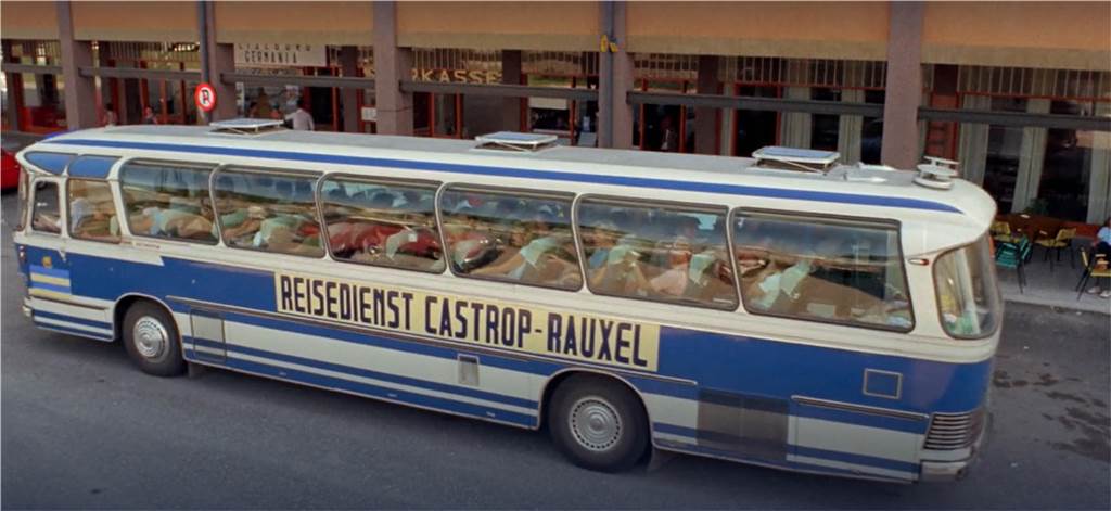 Kult-Komiker Heinz Erhardt als Castrop-Rauxeler Familienvater zu sehen Abgebildet ist ein Ausschnitt aus dem Film „Das kann doch unseren Willi nicht erschüttern", in dem ein Reisebus mit der Aufschrift Reisedienst Castrop-Rauxel zu sehen ist.