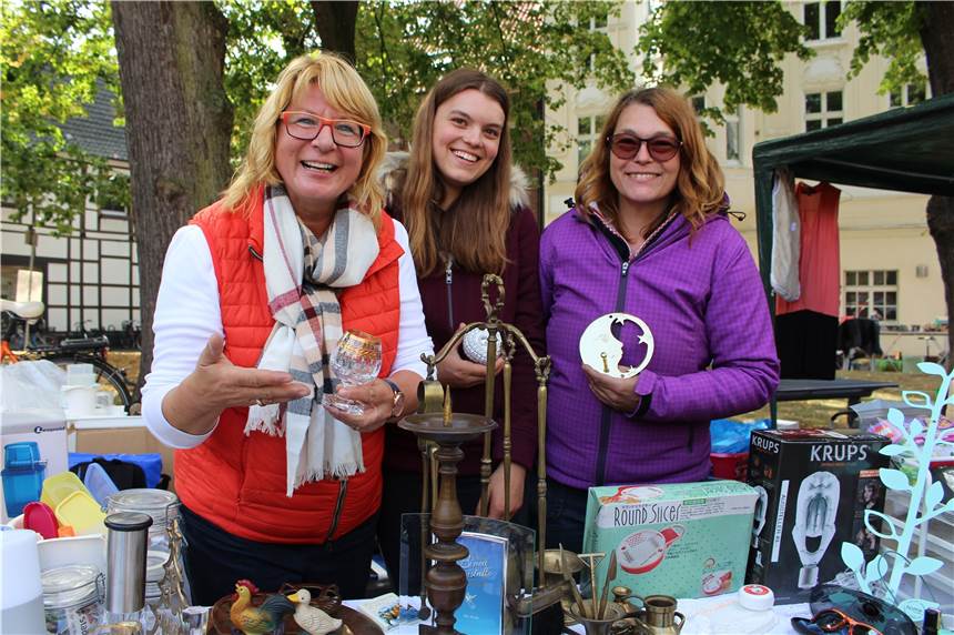 Die Verkäufer auf dem Familienflohmarkt boten ein vielseitiges Sortiment an.