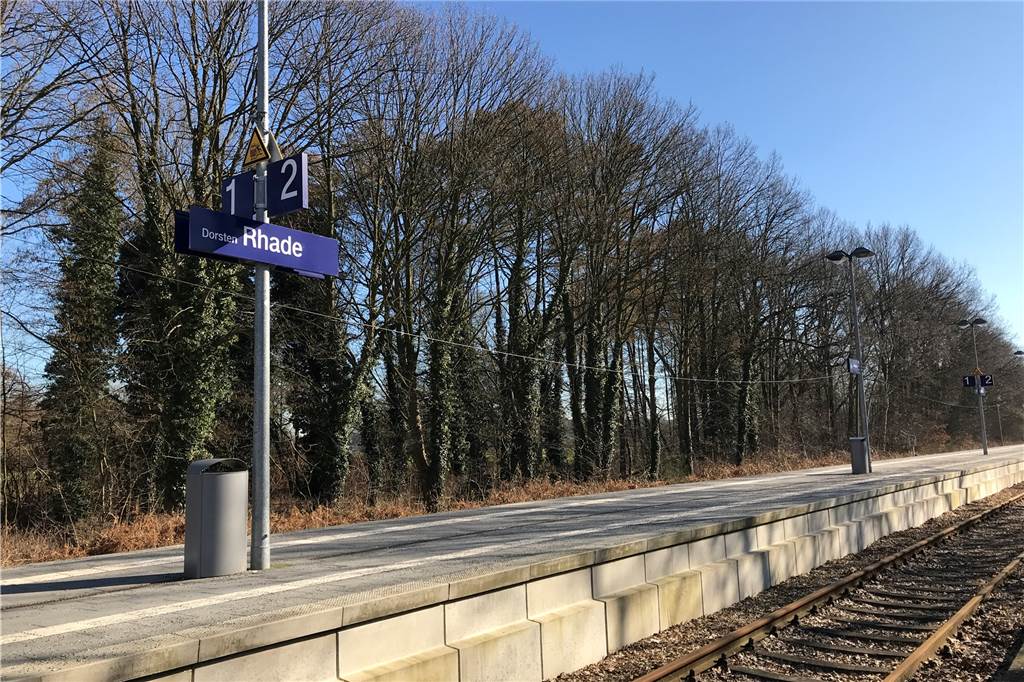 Rhade: Ein Ort mit guten Einkaufsmöglichkeiten, aber ausbaufähigem Öffentlichen Nahverkehr Die Verkehrsanbindung kommt in Rhade nicht so gut weg. Nur 6 von 10 Punkten erhält sie. Viele Rhader kritisieren, dass der Zug nur einmal in der Stunde nach Dorsten fährt. Einen halbstündigen Rhythmus würden sie sich wünschen. Oder wenigstens eine bessere Abstimmug mit dem Busfahrplan.