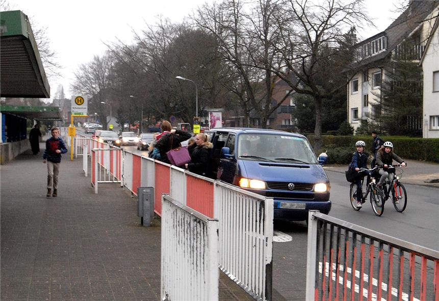 Verkehrschaos am Schulzentrum blieb aus Die Verkehrslage am Schulzentrum war am Dienstagmorgen entspannt. Vermutlich auch, weil die Schüler der Alexander-Lebenstein-Realschule schulfrei hatten.