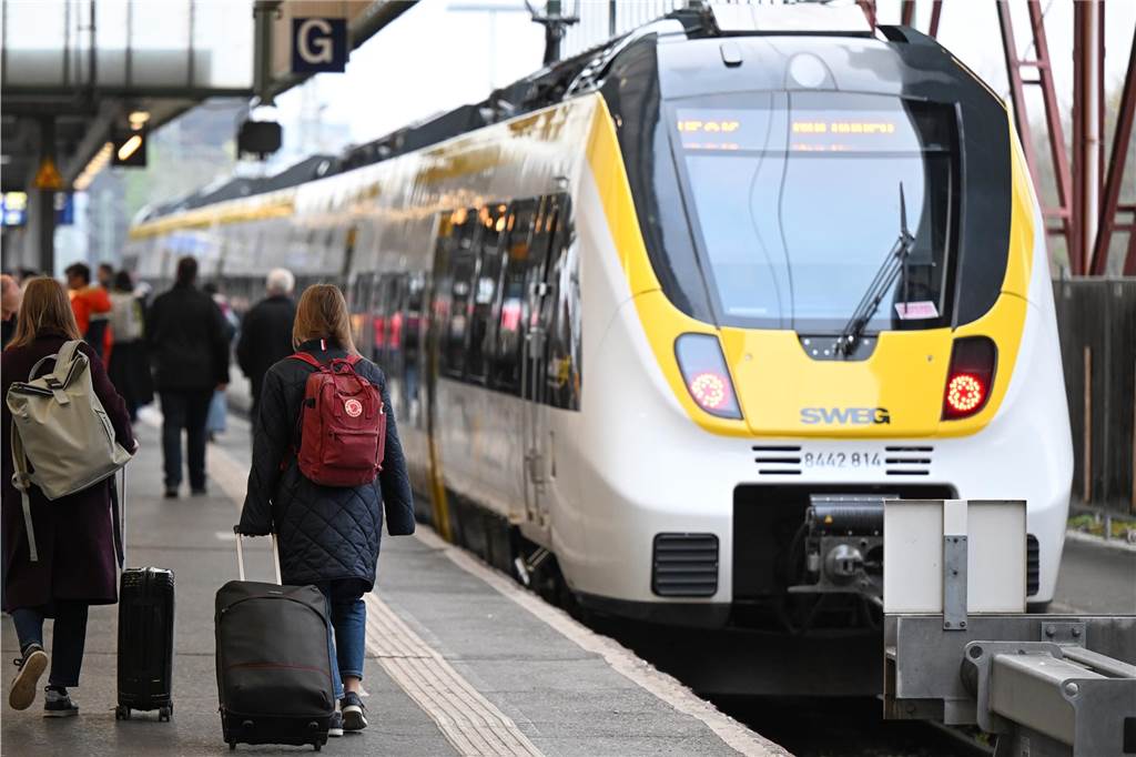 Fragen und Antworten zum Deutschlandticket: Was man zum Start wissen muss Ein Regionalzug
