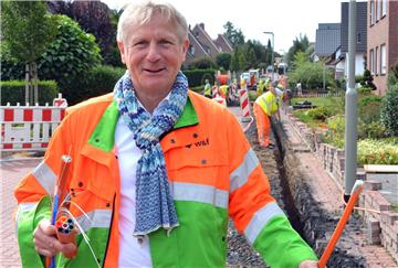 Die Verlegung des Glasfasernetzes in Schermbeck liegt in den letzten Zügen. Das Foto zeigt. Projektleiter Ralf Märtens von der Firma Royal BAM Group an der Straße Heggenkamp.