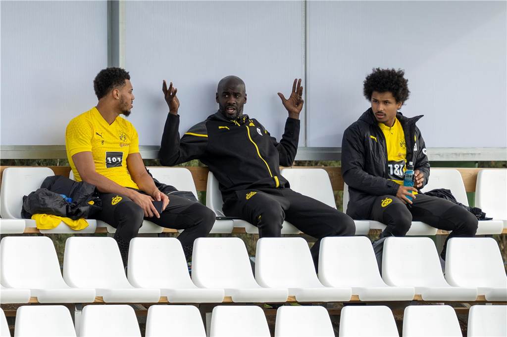 Terzic über die BVB-Arbeit mit Sahin und Bender: „Sie sollen helfen, Entscheidungen zu treffen“ Felix Nmecha, Otto Addo und Karim Adeyemi sitzen auf der Tribüne.