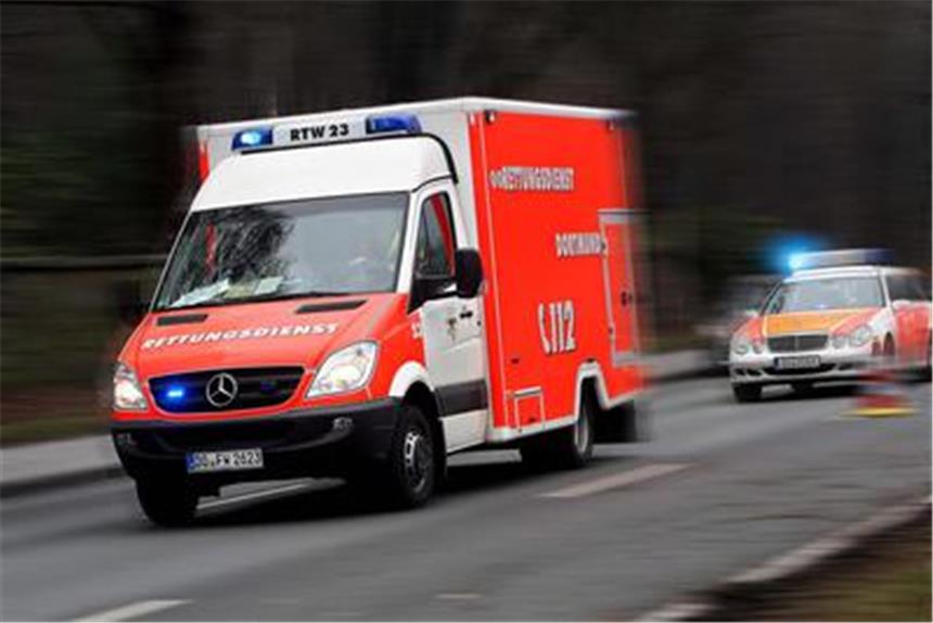 "Geisterfahrer" auf dem Radweg: Zwei Menschen schwer verletzt Die Verletzten wurden mit dem Rettungswagen ins Krankenhaus gebracht.