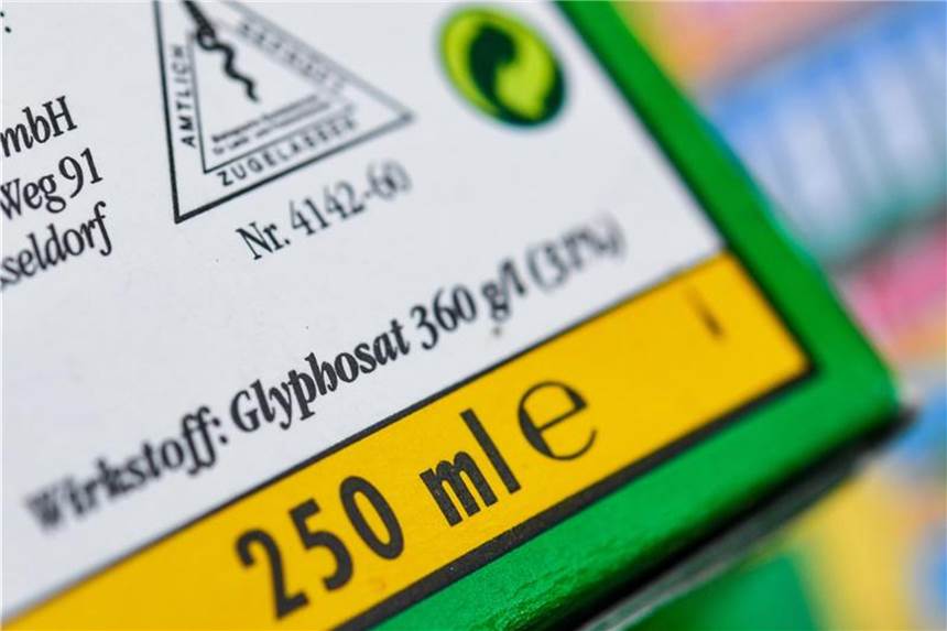 Die Verpackung eines Unkrautvernichtungsmittels, das den Wirkstoff Glyphosat enthält. Foto: Patrick Pleul/Archiv