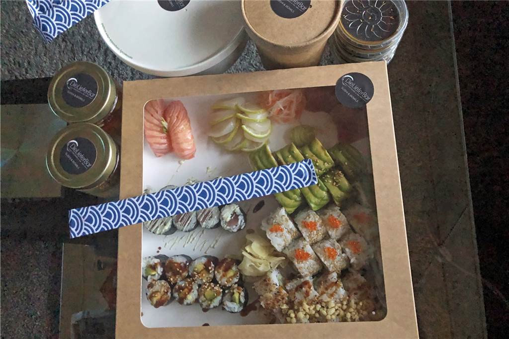 Die Lieferbar im Check: Beliebtheit von Sushi & Co wird zum Problem Die Verpackung enthält nur wenig Plastik. Der Nachtisch kommt im Schraubglas.