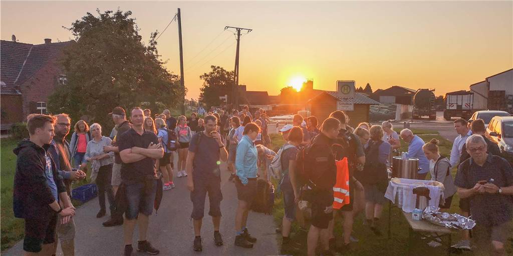 Das sind die Kirchhellener Planungen für die Kevelaer-Wallfahrt 2022 Verpflegungsstand, an dem Pilger stehen