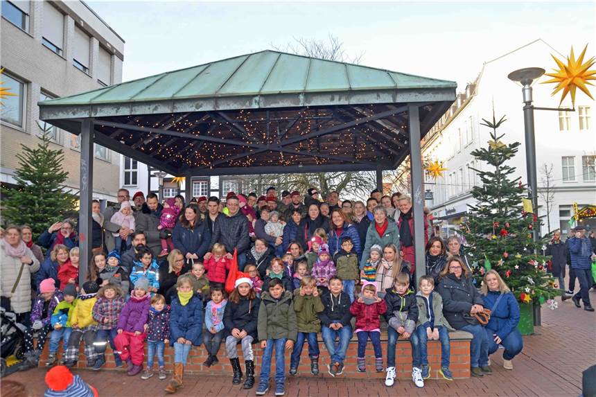 Baumpaten schmückten Weihnachtstannen in Lüner City Die versammelten Baumpaten am Pavillon „Alter Markt“ in der City.