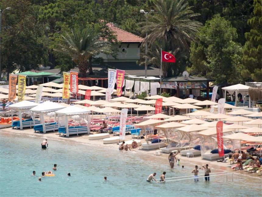 Die verschärften Spannungen zwischen Berlin und Ankara haben nach Angaben von Tourismuskonzernen bisher keine Spuren bei der Nachfrage nach Türkei-Reisen hinterlassen. Foto: Marius Becker/dpa