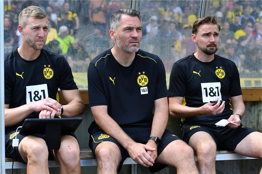 BVB-U23 kämpft mit fünf Herausforderungen: „Das müssen die Jungs schleunigst lernen“ Julian Koch, Jan Zimmermann und Marcel Schmelzer sitzen auf einer Bank.