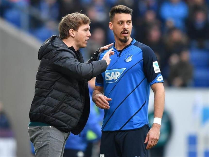 Verlängerung von Nagelsmann für Wagner "uninteressant" Die Vertragsverlängerung von Hoffenheims Trainer Julian Nagelsmann (l) spielt für Sandro Wagner (r) keine Rolle. Foto: Uwe Anspach