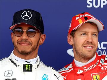 Die Vertragsverlängerung von Sebastian Vettel bei Ferrari lässt Lewis Hamilton kalt, will er doch bei Mercedes selbst verlängern. Foto: Tim Goode