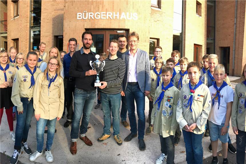 Junge Lebensretter gewinnen ersten Platz beim „Kiju-Award“ Die Vertreter der drei erstplatzierten Gruppen mit Christoph Krevert freuen sich am Donnerstag über die Preise.