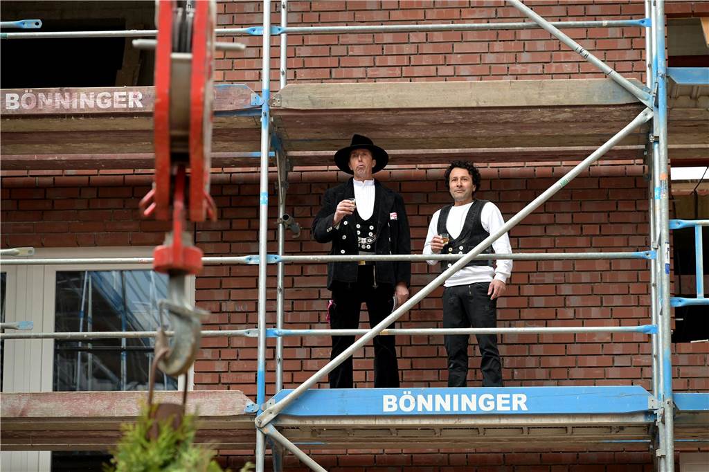 Die Vertreter der Zimmerleute auf dem Baugerüst.