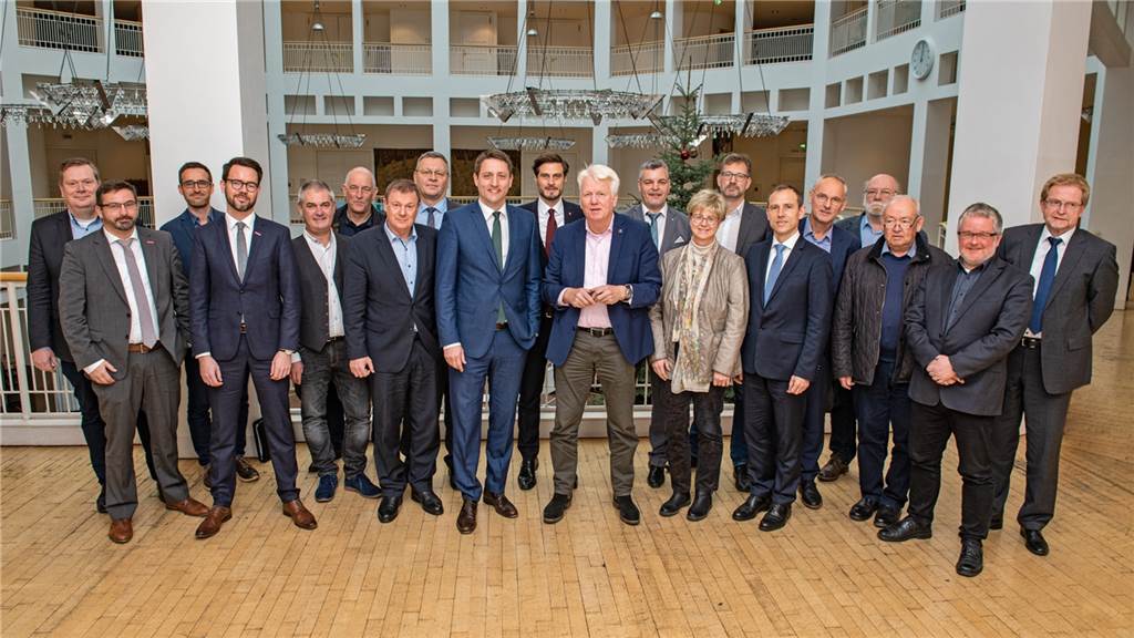 EU-Geld könnte den Ausbau der Bahnstrecke Dortmund-Münster beschleunigen Die Vertreter des Bahnbündnisses Westfalen bei ihrem Treffen im Dortmunder Rathaus