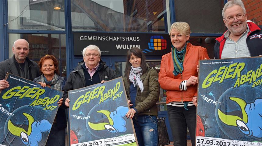 "Geierabend" gibt Gastspiel im Gemeinschaftshaus Die Vertreter des Fördervereins "Pro GHW" präsentieren mit den Geierabend-Frontfrauen Sandra Schmitz und Franziska Moritz-Mense das Plakat des Kabarett- und Comedy-Gastspiels.