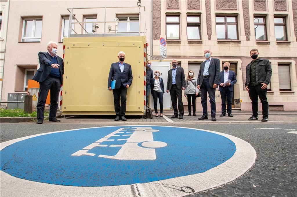 Tempo 30 und Umweltspur: Wie läuft die „Verkehrswende“ in Dortmund? Die Vertreter von Stadt und Deutscher Umwelthilfe beim Ortstermin an der Umweltspur und der Schadstoff-Messstation an der Brackeler Straße.