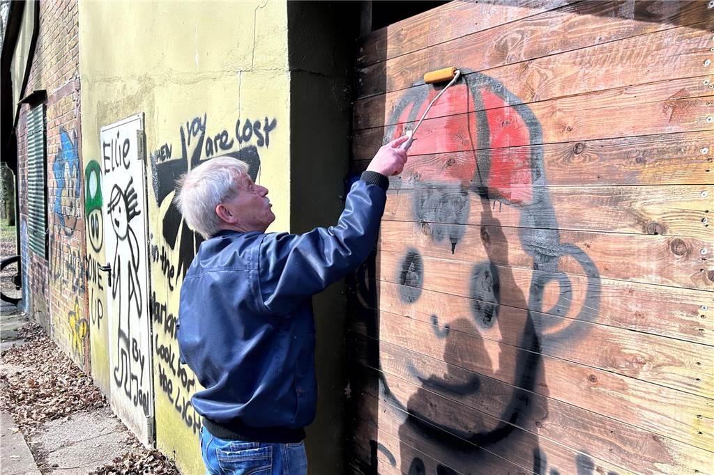 Die verunstaltete Wand der Schützenhütte musste gereinigt werden.