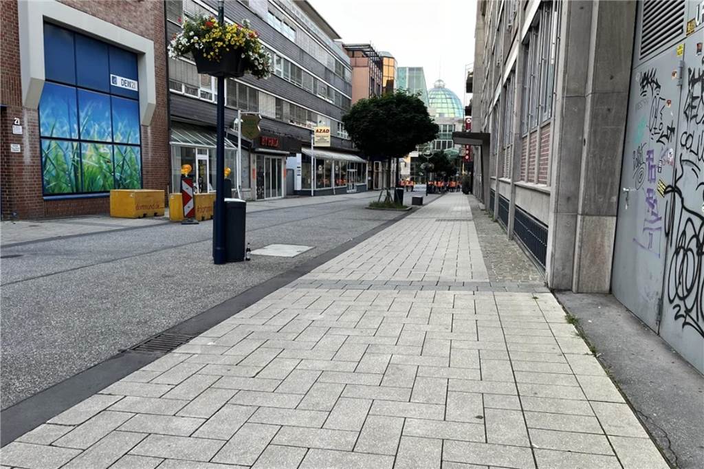 Wirt Omid Ghorbanazar frustriert: Ratsschänke während EM abgesperrt Die verwaiste Balkenstraße während des EM-Spiels Deutschland gegen Schweiz. Der Friedensplatz war bereits voll. Im Hintergrund ist zu sehen, dass die Sicherheitsleute an der Brauhausstraße absperren.