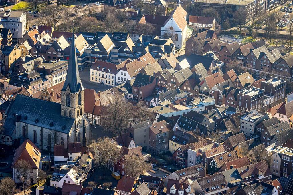 Ein Luftbild von der Werner Innenstadt mit Kirche und Marktplatz.