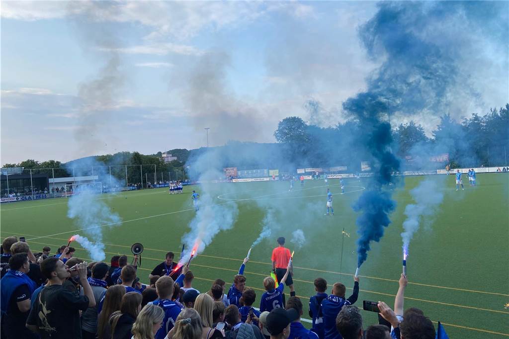 Wie im Rausch: Der VfB Kirchhellen ist Bezirksligist Pyroshow der Fans des VfB Kirchhellen