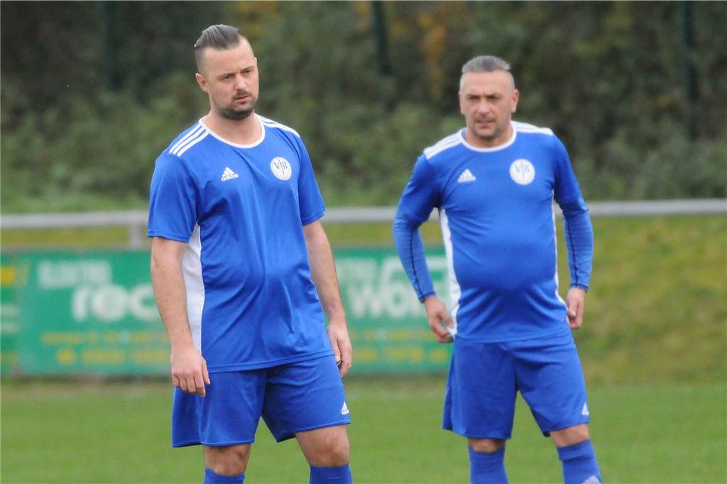Im laufenden Kreisliga-Derby : Trainer erteilen eigenem Team Lektion im Toreschießen Die VfB-Spielertrainer: Tommy Kantzke (l) und Sebastian Janas.