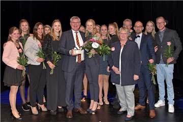 Die VfL-Volleyballerinnen wurden als Mannschaft des Jahres von Jürgen Büngeler (Sparkasse) und Ingrid Volmer (Stadtsportverband) geehrt.