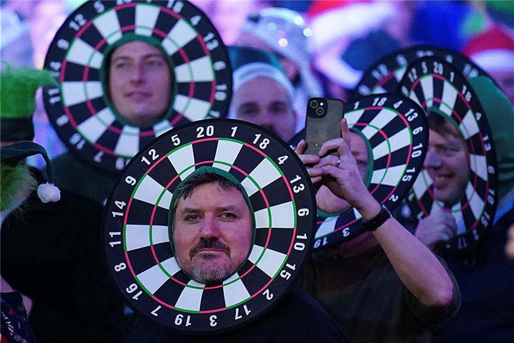Halterner Darts-Verein hofft auf deutsche Profis bei WM Männer mit Darts-Kostümen