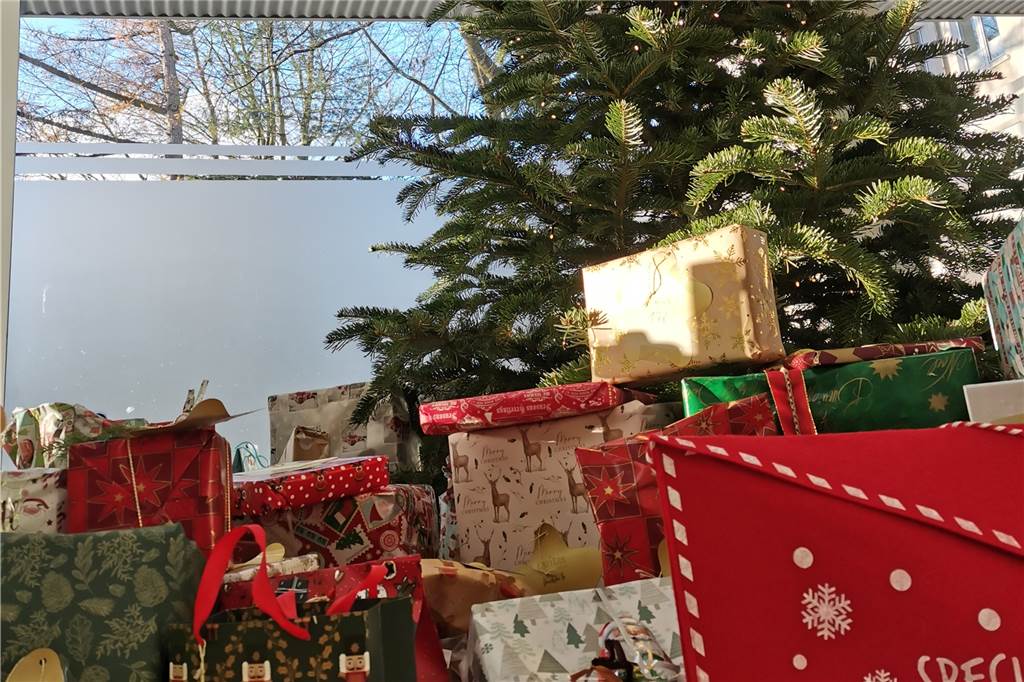 Wunschbaumaktion vom Familiennetz: Beteiligte sind zufrieden Die vielen gespendeten Pakete liegen unter dem Weihnachtsbaum im Familiennetz Werne.