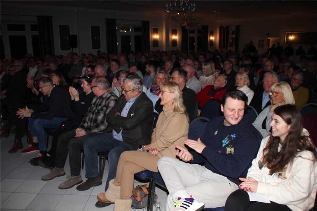 Der Saal war gut gefüllt. 